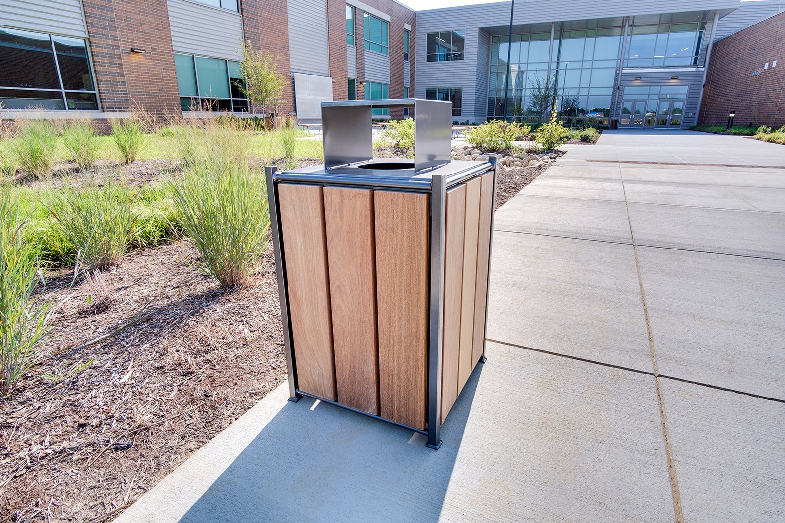 TS-Yahara-Trash-YHTR-32SQ-WI-Gunmetal_3 copy-1