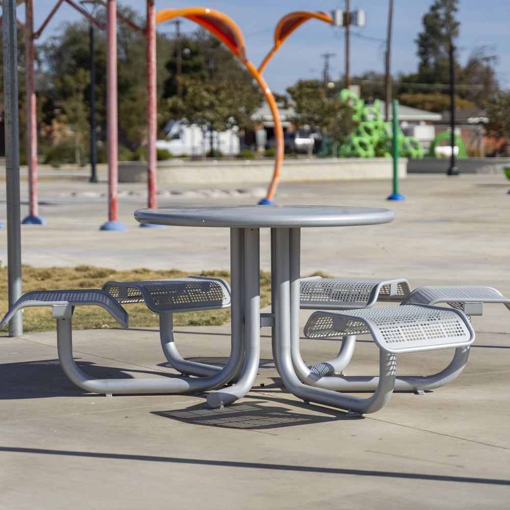 thomas-steele-state-street-outdoor-courtyard-table-core-nm-1